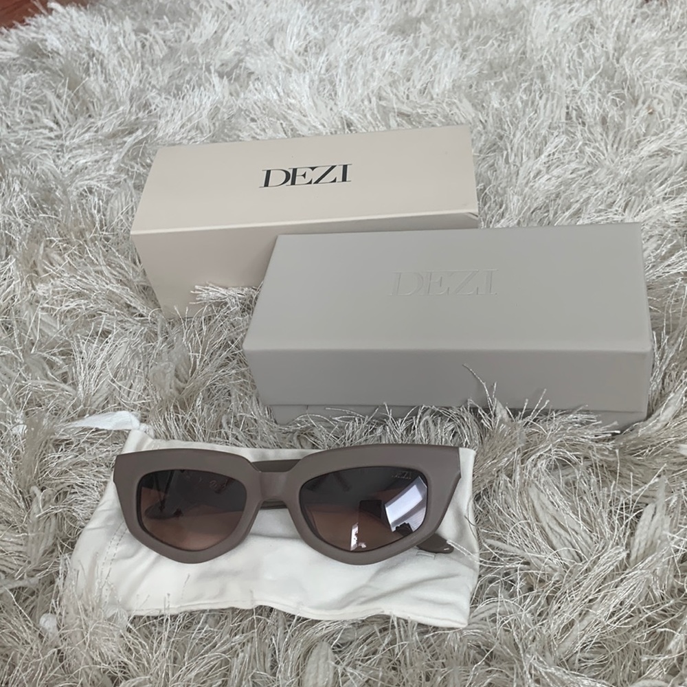 DEZI ‘ON READ’ Sunnies